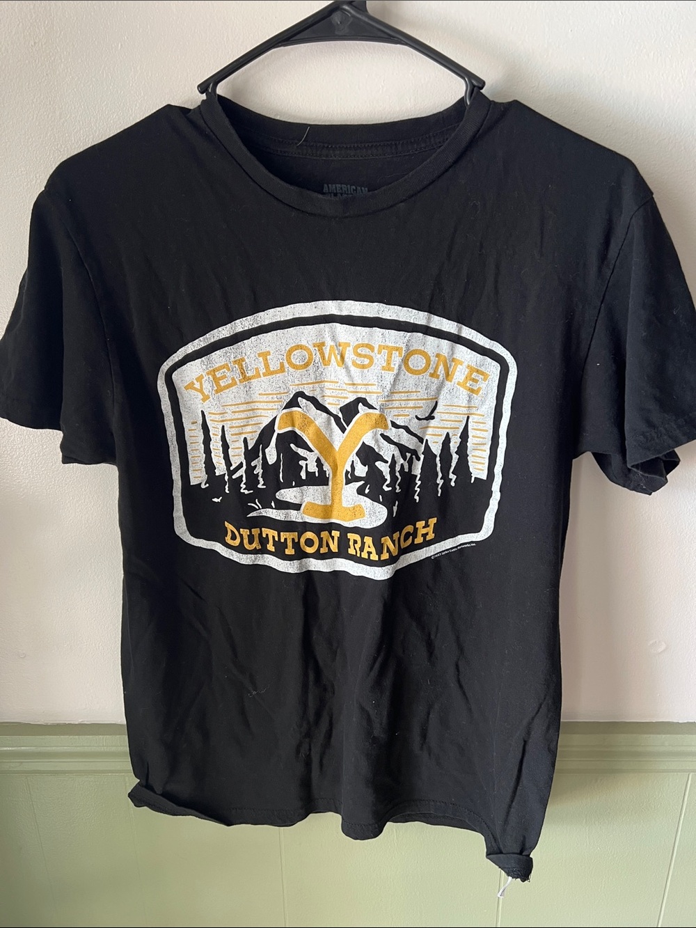 Yellowstone Dutton Ranch Black Graphic Tee size small